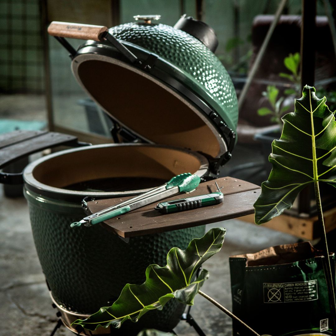 Big Green Egg mit EGG Mates steht im Garten