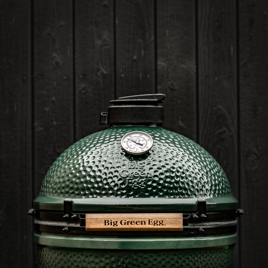 big-green-egg-vor-einer-holzwand.jpg