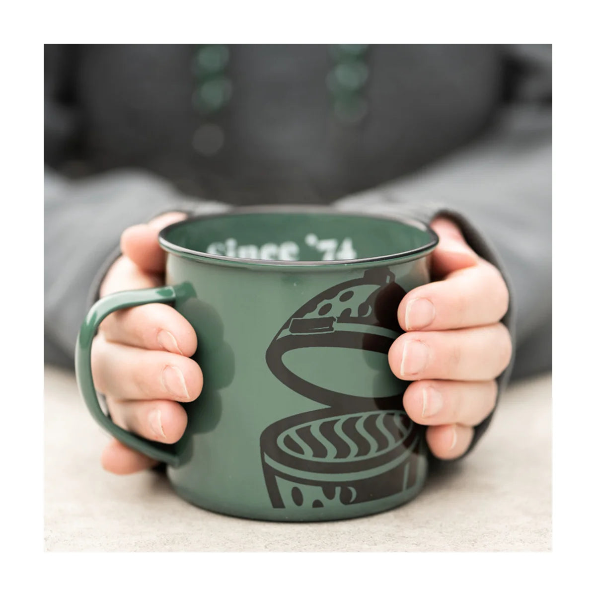 Becher aus Emaille