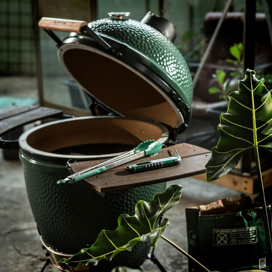 Big Green Egg mit EGG Mates steht im Garten