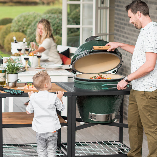big-green-egg-familie-grillt.jpg